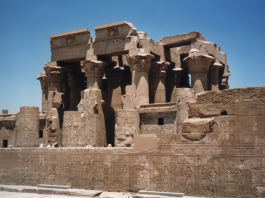 Kom Obo In de kleinere tempel van Kom Obo, die gewijd is aan de god Sobek, kan je nog enkele gemummificeerde krokodillen terugvinden. Stefan Cruysberghs